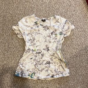 Used Jaanuu scrub top on descent shape. XS